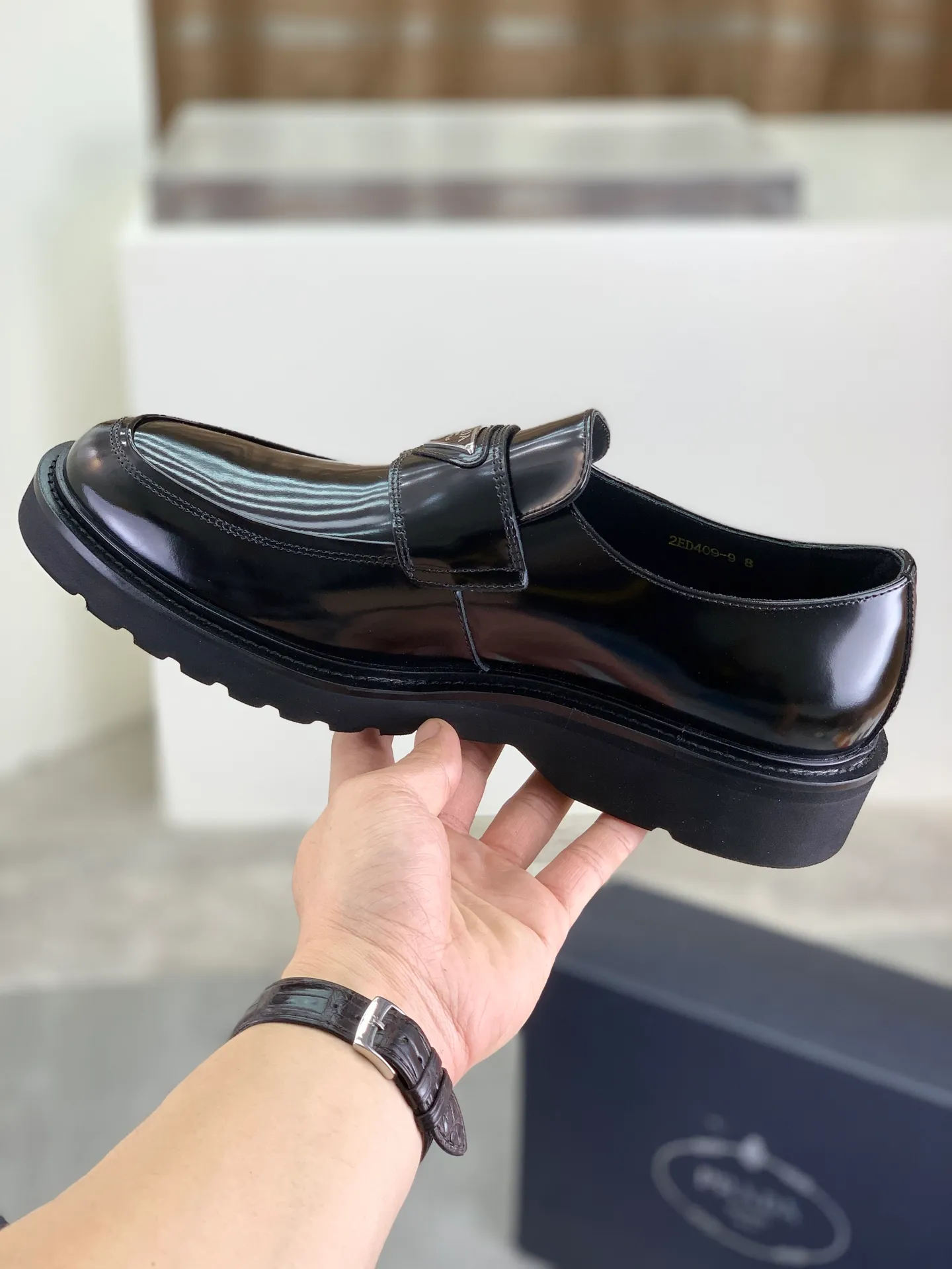 Factory price P860 💰Original quality, top version🔱 ＰＲＡＤＡPrada. Men's business casual leather shoes, top-quality leather shoes. 1:1 shipment ⬆️Luxurious and noble 👞All imported original color-rubbed edge beads, just to create a more comfortable wearing experience. Upper: Original comfortable open-edge bead rubbed color calfskin ➕Top imported water-dyed full cow lining, original lightweight and comfortable TPU foam combination bottom ✔️Code number: 39-45 (38.46 47 can be customized)